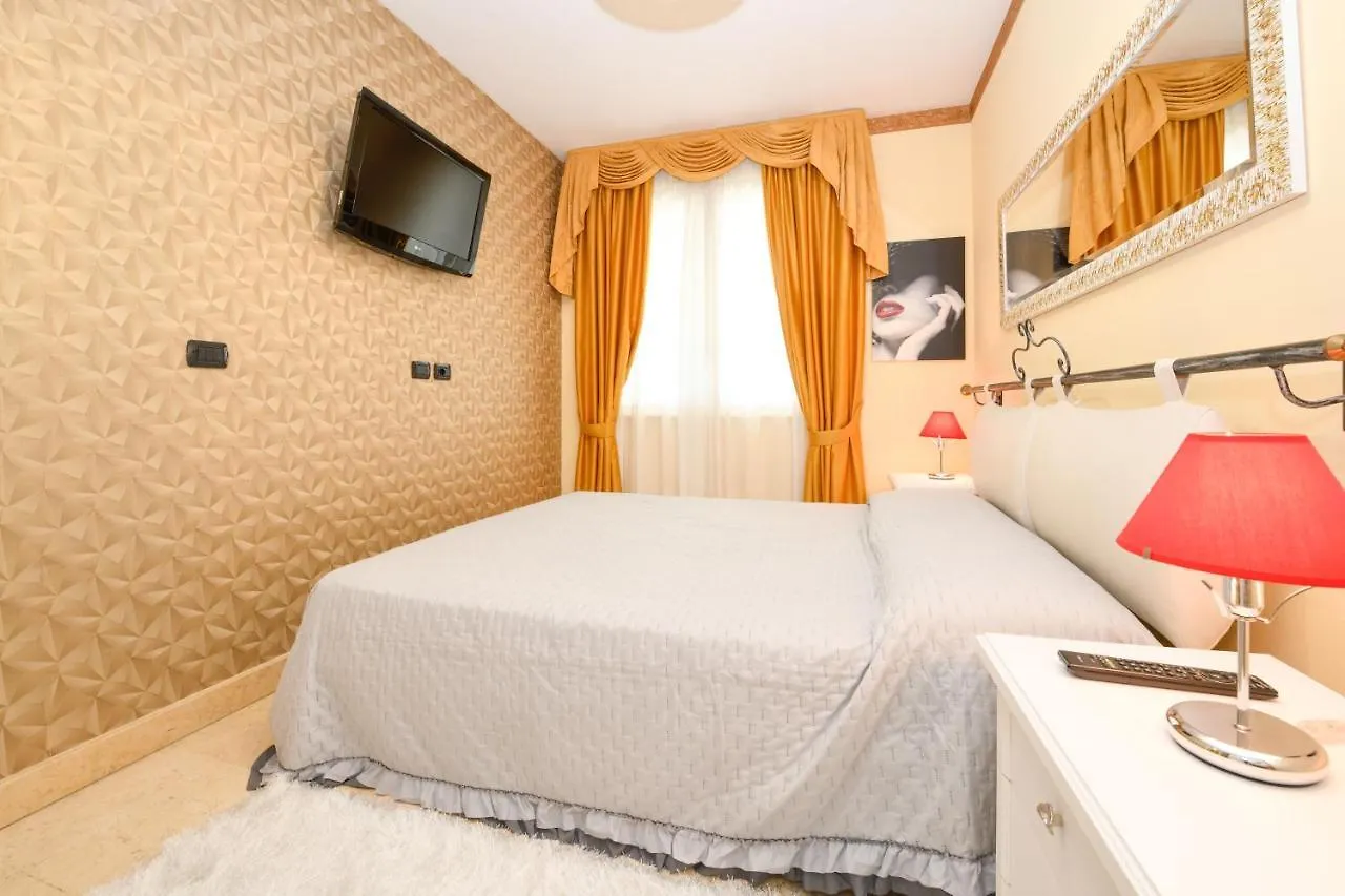 Daire Appartamento Elite Du Lac Desenzano del Garda İtalya